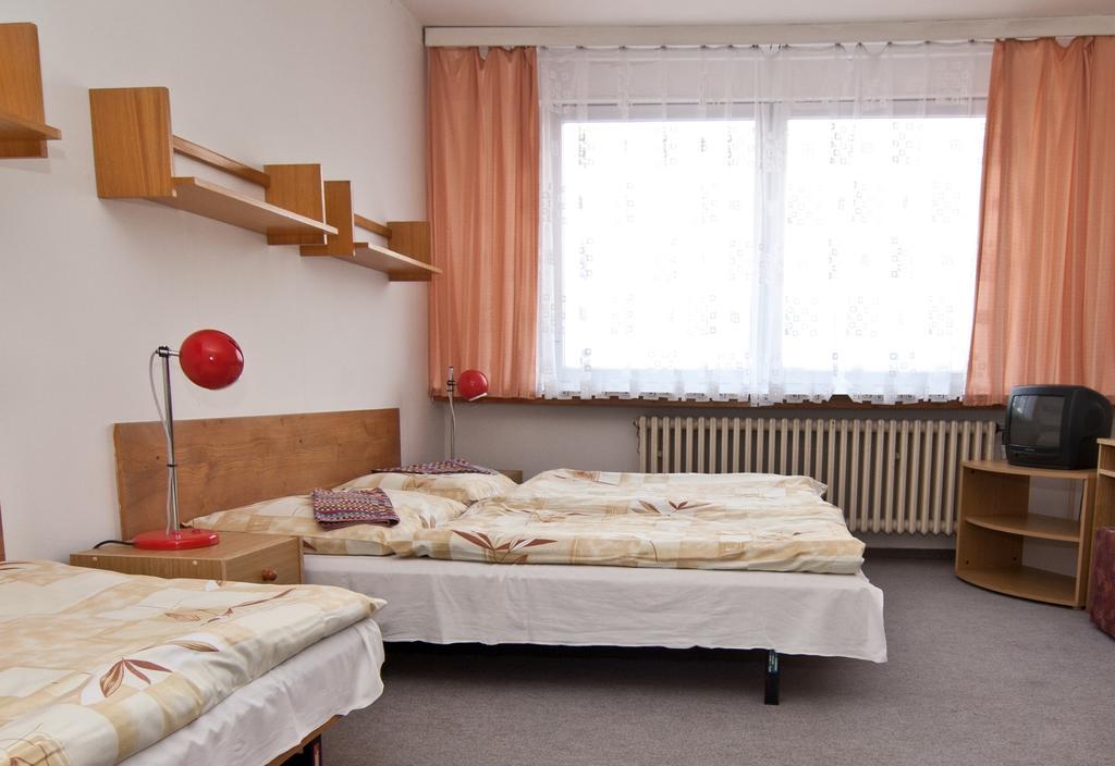 Domov Mladeze A Skolni Jidelna Karlovy Vary Hotel Room photo
