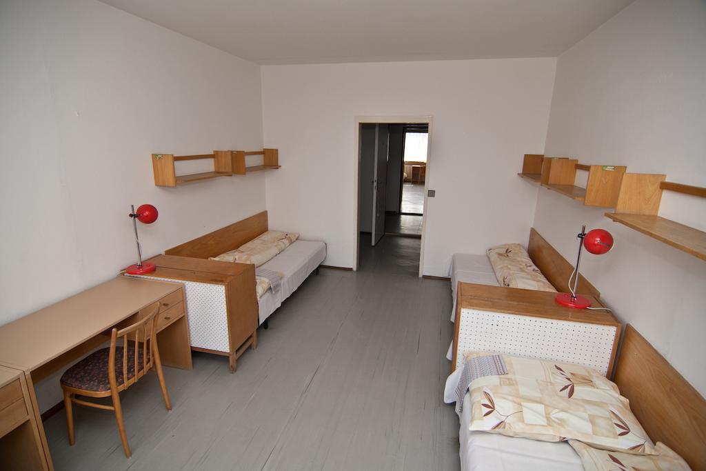 Domov Mladeze A Skolni Jidelna Karlovy Vary Hotel Room photo