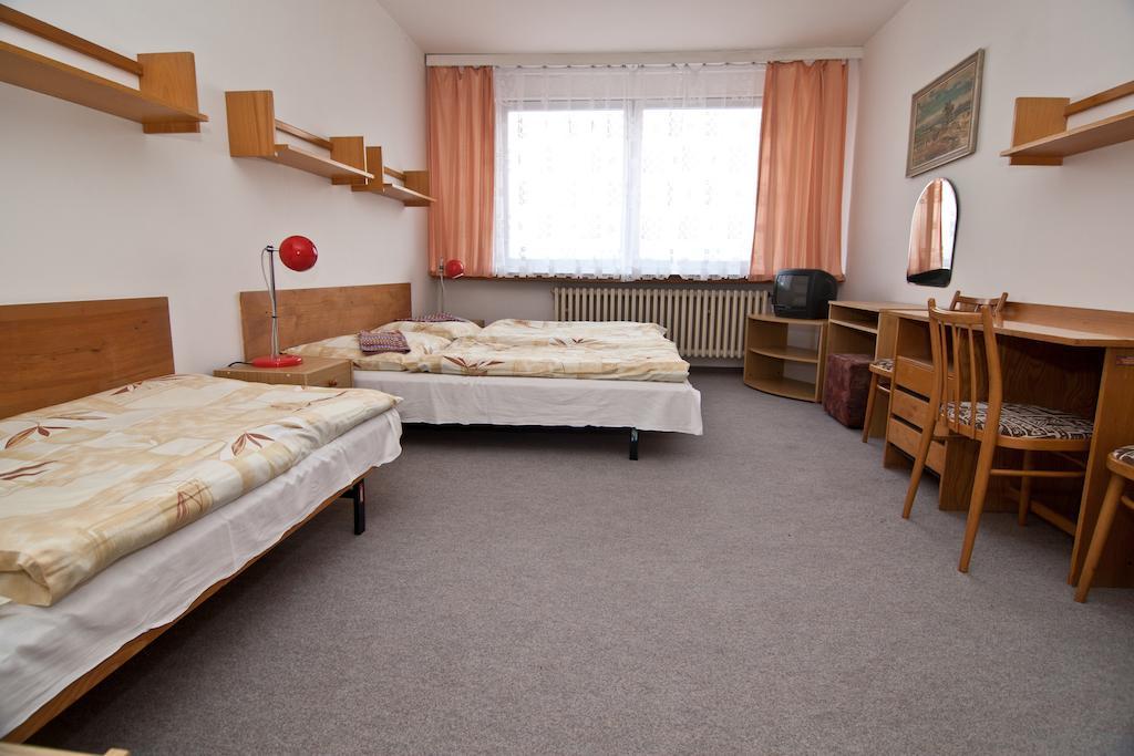 Domov Mladeze A Skolni Jidelna Karlovy Vary Hotel Room photo